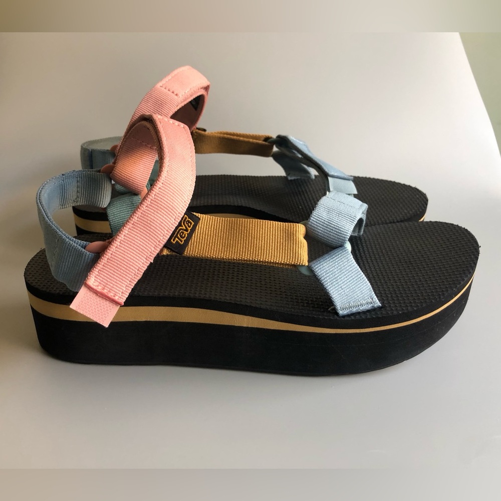 Teva Universal Flatform Colorblock Sandal Women’s Size: US 9 EUR 40
